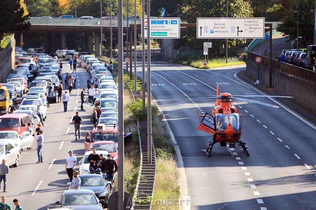 Einsatz BF Koeln Christoph 3 auf der A 57 Rich Neuss P13.jpg